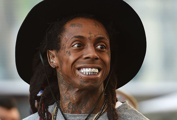 Lil' Wayne был одним из первых рэперов, нанесших татуировки на лицо. Первое время популярностью в хип-хоп среде пользовались татуировки в виде слез, которые наносились в память о погибших близких людях. Но в некоторых тюрьмах США насильники так отмечают «опущенных» ими других заключенных. 
