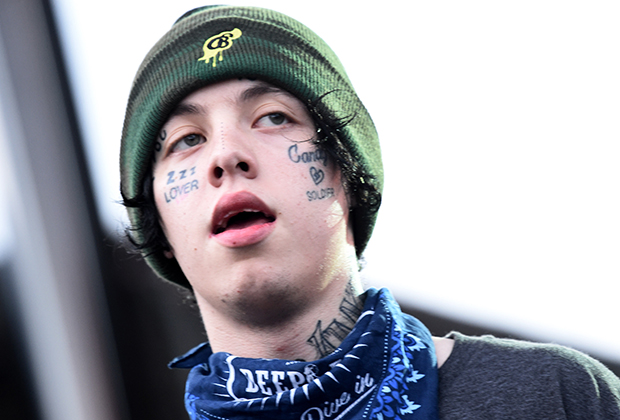 Несмотря на белую кожу, рэпер Lil Xan — мексиканец. Поэтому нет ничего удивительного в том, что он украсил свои щеки татуировками. Billboard Hot 100 Music Festival, 2018 год. 