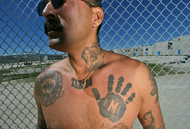 Заключенный тюрьмы штата в Ланкастере Рене Энрикес демонстрирует татуировку «Черная рука» с буквой «М» на ладони — отличительный знак членов La Eme, мексиканской тюремной мафии. В тюрьмах члены Mara Salvatrucha встроены в систему «Ла Эме».

