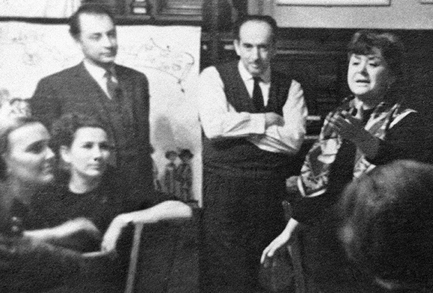 Александр Галич (в центре) на домашнем вечере в доме артистов Марии Мироновой (справа) и Александра Менакера (стоит слева)