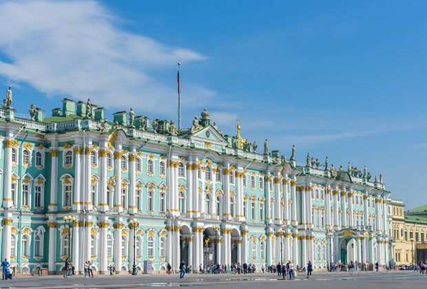 Зимний дворец был построен еще при Елизавете Петровне, но Екатерина II использовала его, когда жила в Санкт-Петербурге.