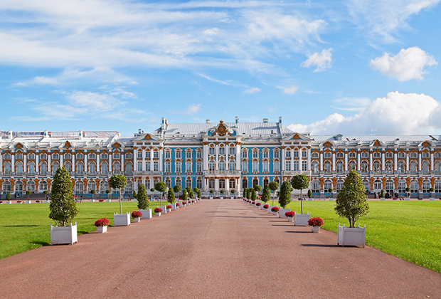 В летнее время императрица предпочитала Петергофу  Екатерининский дворец в Царском селе, построенный специально для нее. 