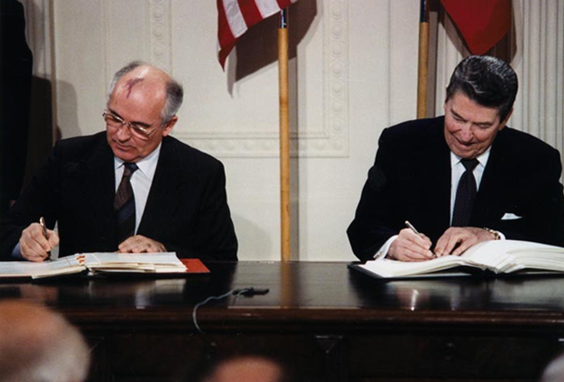 Михаил Горбачев и Рональд Рейган подписывают Договор об РСМД