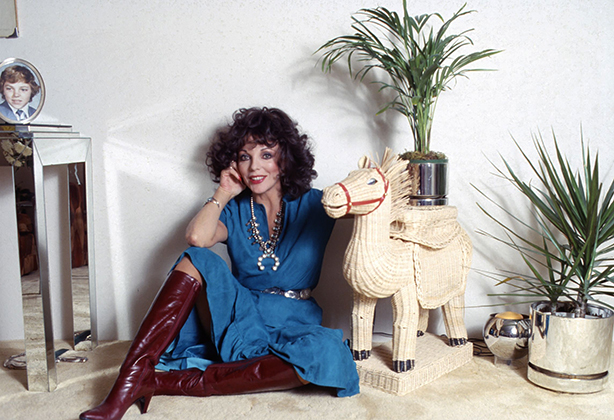 Джоан Коллинз в своем доме в Лос-Анджелесе, 1982 год