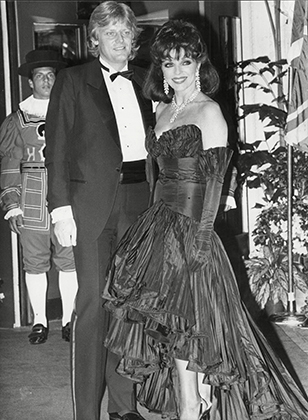 Джоан Коллинз с мужем певцом Питером Холмом в отеле во Флориде, 1985 год