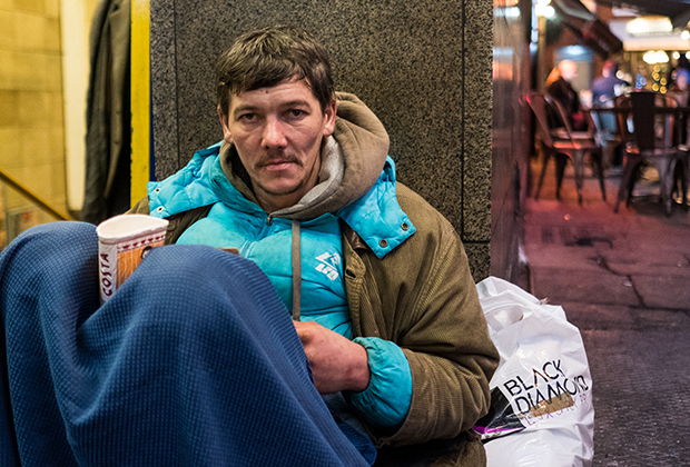 Бездомный Артур из Латвии говорит, что приехал в Великобританию, чтобы улучшить свою жизнь. Теперь он попрошайничает возле станции Лестер-Сквер в Лондоне.