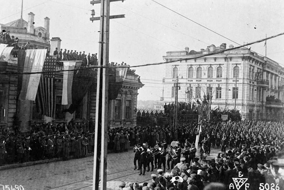 Британские войска и моряки крейсера «Саффолк» перед штабом Чехословацкого легиона на параде в ознаменование подписания Компьенского перемирия и победы в Первой мировой войне. Владивосток, 15 ноября 1918 г.
