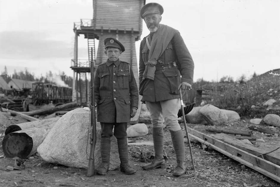 Русский 13-летний подросток и капеллан британской армии. Мурманск, 1919 г.