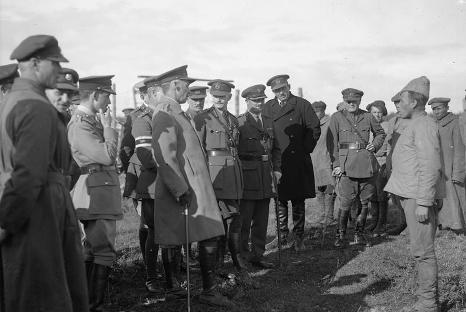 Британский генерал Генри Сеймур Роулинсон допрашивает пленных красноармейцев. Север России, 1919 г.
