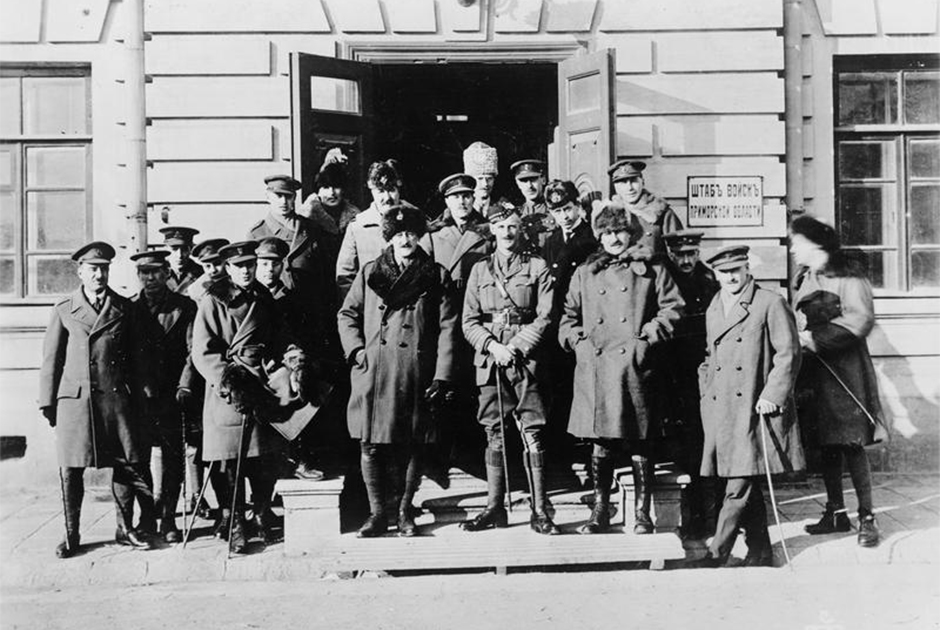 Генерал-майор Альфред Нокс (в центре в меховой шапке с кокардой) и штабные офицеры британской военной миссии в Сибири. Владивосток
