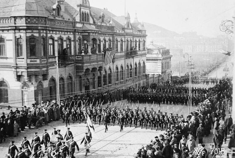 Британская пехота и военные моряки с крейсера «Саффолк» на параде в честь подписания Компьенского перемирия и окончания Первой мировой войны. Владивосток, 15 ноября 1918 г.