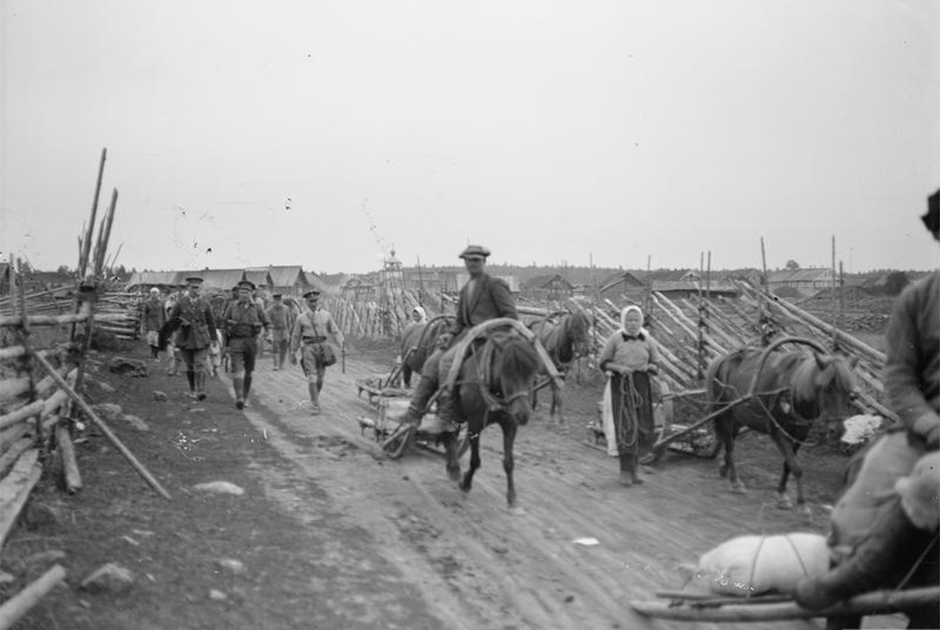 Обоз с провиантом англичан движется в сторону карельской деревни Святнаволок, 1919 г.