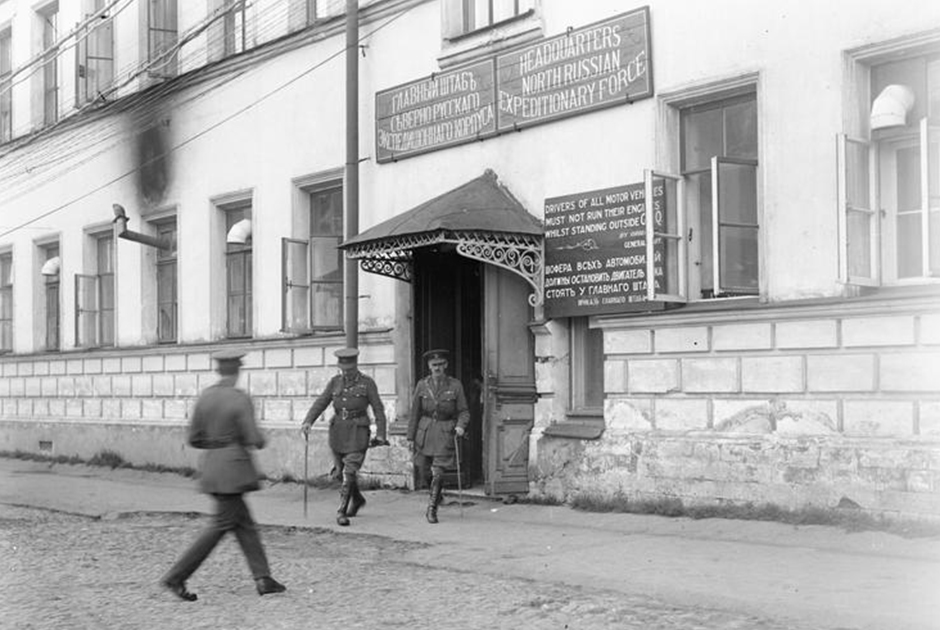 Британский генерал Генри Сеймур Роулинсон покидает штаб экспедиционного корпуса стран Антанты на севере России. Архангельск, 1919 г.
