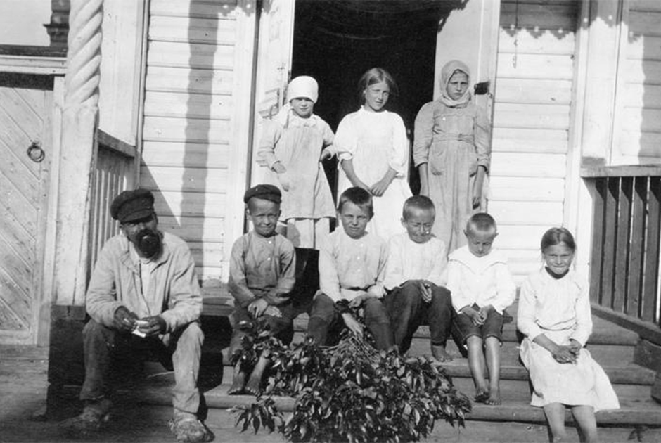 Крестьянин и русские дети на крыльце школы. Север России, лето 1919 г.
