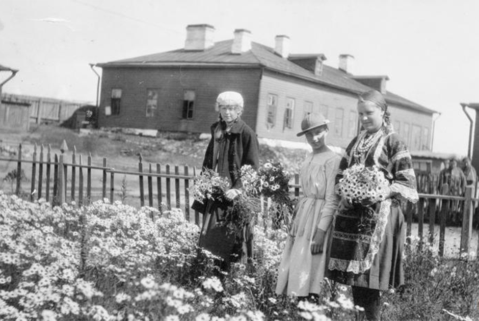 Русские девушки собирают цветы возле казарм Карельского легиона, сформированного британским военным командованием. Север России, Кемь.