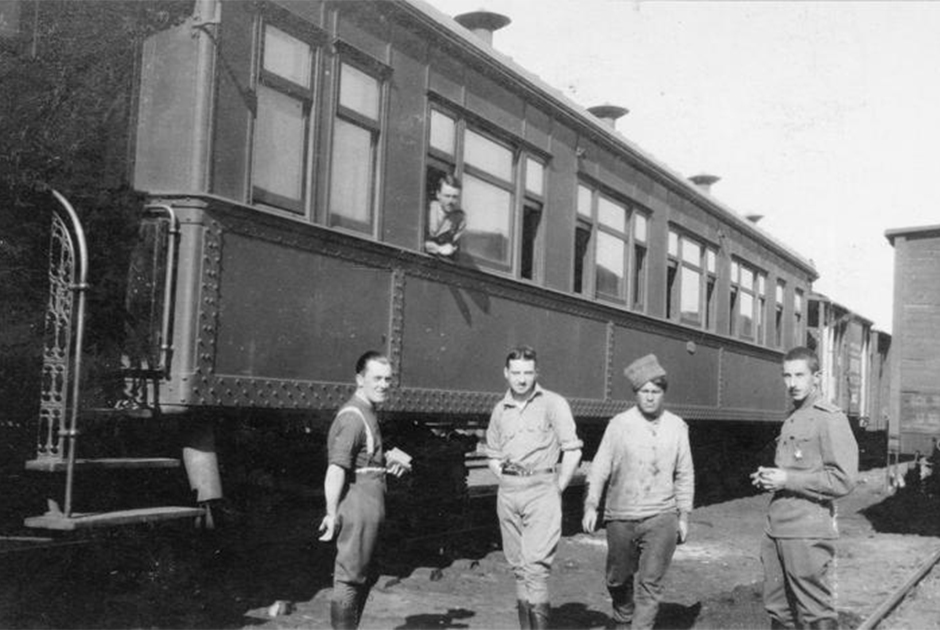 Майор Ллойд Дэвис и капитан Прикетт из британской военной миссии на юге России, капитан американской армии Белл и русский переводчик Молодовский возле железнодорожного вагона.