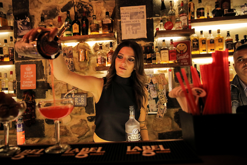 «Во время войны, когда падали бомбы, целые дни могли быть без клиентов. Но мы никогда не переставали работать», — рассказывает 24-летняя бармен по имени Дана. 