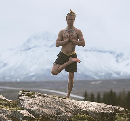 Хейдар практикует йогу несколько лет и обучает йоге жителей Исландии, а также иностранцев, которые приезжают, чтобы посетить его занятия