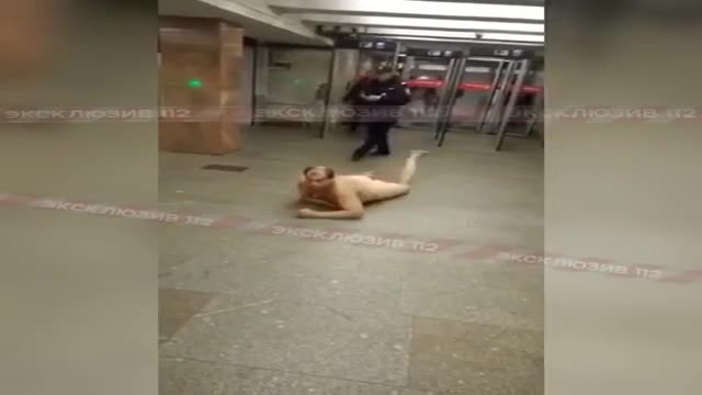 голый парень в метро