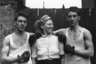 В 1950 году, когда была сделана эта фотография, Реджи и Ронни еще надеялись сделать карьеру боксеров. Вместе с матерью Вайолет, которая в основном и занималась воспитанием братьев. 