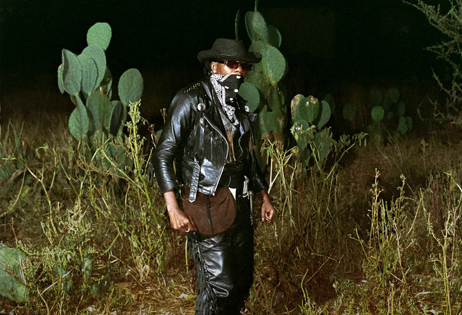 После появления классического рока в 1970-х годах, металл стал оплотом на музыкальной сцене Ботсваны. Субкультура черных металлистов, получившая название «Марок», резко контрастирует со стереотипным, безлюдным образом Африки, бросая вызов неразвитым культурным ожиданиям многих людей. Однако основное внимание в рассказах о металлистах всегда уделялось мужчинам, поэтому южноафриканский фотограф Пол Шиакаллис стремился поведать в своем творчестве об эксцентричных негритянках-рокершах. На фотографии запечатлена одна из представительниц этой субкультуры, одетая в черную кожаную куртку с цепями и шипами.