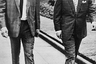 Братья Крэй старались выглядеть великолепно даже в суде. По пути в лондонский суд Седра, 3 августа 1964 года. Тогда братьям удалось выйти сухими из воды.