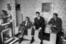 Все три брата Крэй в сборе: Реджи, Ронни и Чарли в доме матери в апреле 1965 года.  