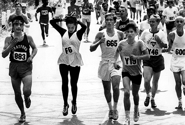 Кэтрин Швитцер во время Бостонского марафона 17 апреля 1972 года