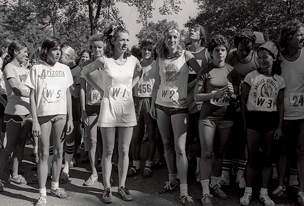 Кэтрин Швитцер (W1) с бегуньей Мики Горман перед стартом Нью-йоркского марафона-1975
