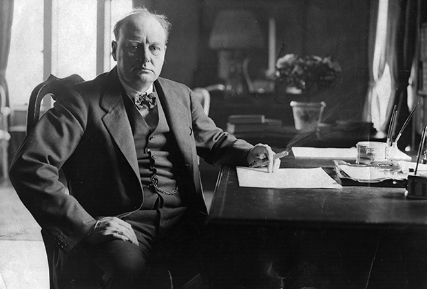 Уинстон Черчилль в своем доме в Чартвелле, Юго-Восточная Англия