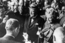 26 августа 1946 года. Бывший премьер-министр Великобритании Уинстон Черчилль произносит тост по прибытии в Швейцарию в компании своей жены Клементины