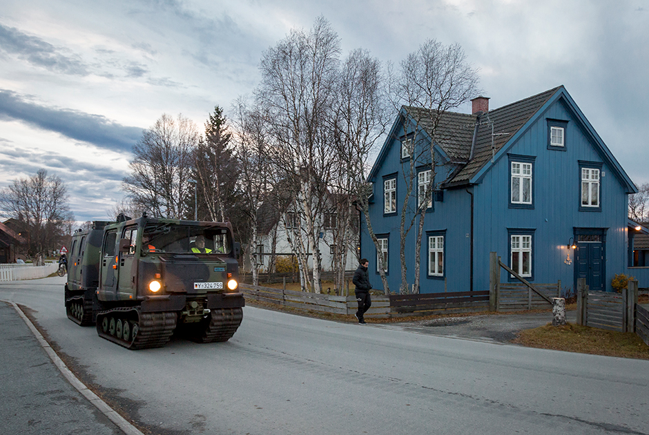 Доставленные из Германии в норвежский город Рерус гусеничные двухсекционные вездеходы Bandvagn 206 (Bv 206) немецкого 232-го горного пехотного батальона колонной направляются в деревню Хальтдален (Норвегия).