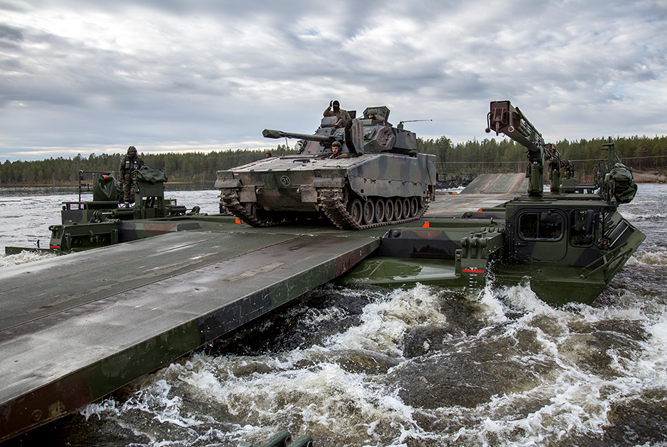 Солдаты Бундесвера из 2-ой роты многонационального инженерного батальона Объединенной оперативной группы повышенной готовности (входит в состав Сил быстрого реагирования НАТО) используют немецкую машину-амфибию M3 Amphibious Rig для переправы нидерландских танков Combat Vehicle 90 через реку Рену (Норвегия). 