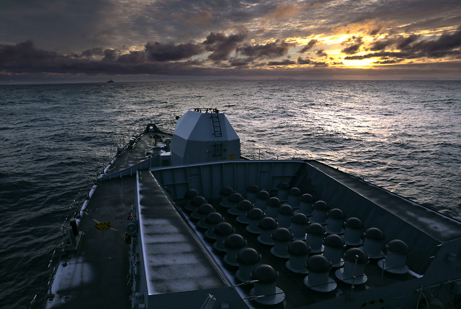 Фрегат типа 23 Королевского военно-морского флота Великобритании HMS Northumberland (F238), пересекающий Северный полярный круг вскоре после восхода солнца, направляется на учения Trident Juncture 2018.