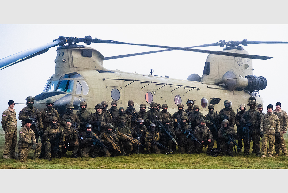 Военнослужащие 12-ой кавалерийской дивизии армии США и немецкого пехотного взвода перед американским тяжелым военно-транспортным вертолетом продольной схемы CH-47 Chinook в городе Рене (Норвегия).