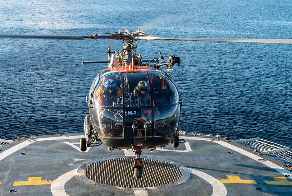 Многоцелевой вертолет Воздушного компонента Бельгии Alouette III садится на борт Godetia (A960). До этого вертолет совершил над норвежскими фьордами тактический полет, поддерживая наземные десантные учения Trident Juncture 2018.