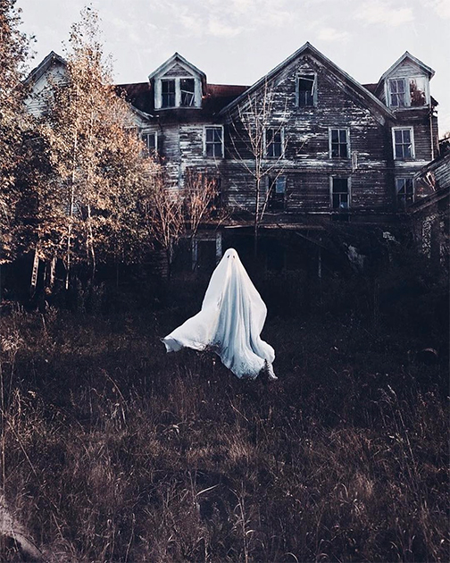 Октябрь — месяц самого мрачного праздника в году — Хеллоуина. Фотограф Мелисса Семияо, ведущая Instagram под мрачным ником @theewhitewitch, который переводится как «Белая ведьма», не могла упустить возможности напугать подписчиков.