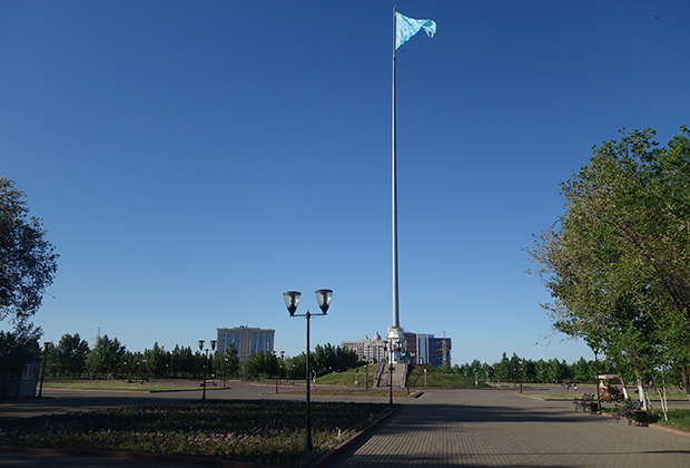Одна из достопримечательностей Актобе — флагшток высотой 91 метр. На нем развевается государственный флаг Казахстана размерами 10 на 20 метров. Флагшток был установлен в 2010 году, флаг видно из любой точки города. 