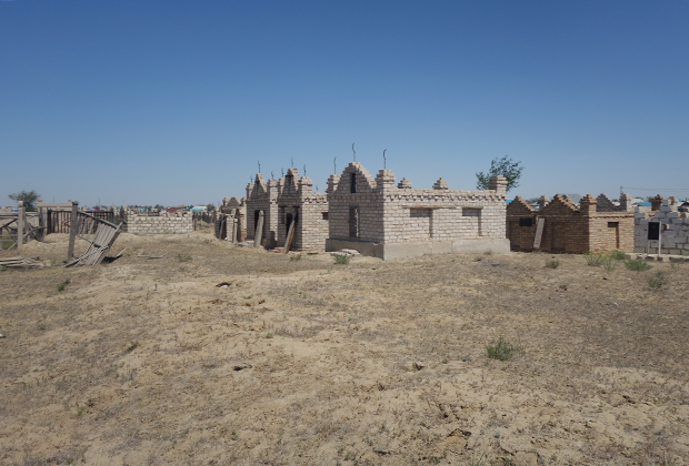 Кладбища в Казахстане представляют собой настоящие городки из склепов. Впрочем, двери у них есть не всегда, а порой нет и крыши. 