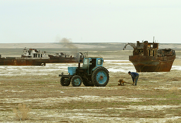 Несколько десятилетий назад по Аралу плавали корабли, теперь же по появившейся на его месте пустыне Аралкум ездят трактора. 