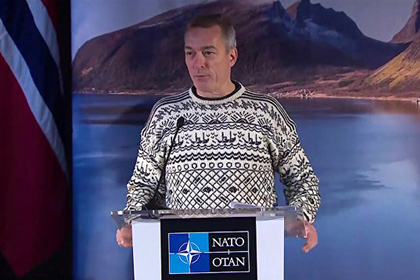 Норвежский министр пришел на пресс-конференцию в свитере с рыбками