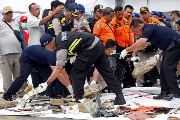 Спасатели работают на месте крушения самолета в Индонезии