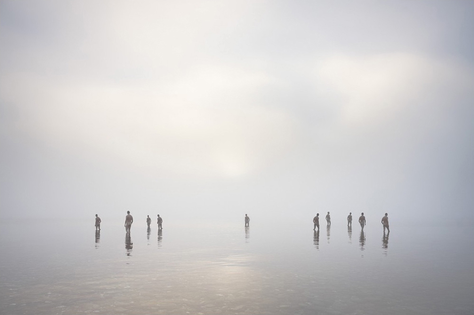Дэвид Эллингсен — известный канадский фотограф. Своими работами он показывает неразрывную связь между людьми и миром природы. На снимке под названием «На краю ответа» изображена группа обнаженных людей, идущих по воде.