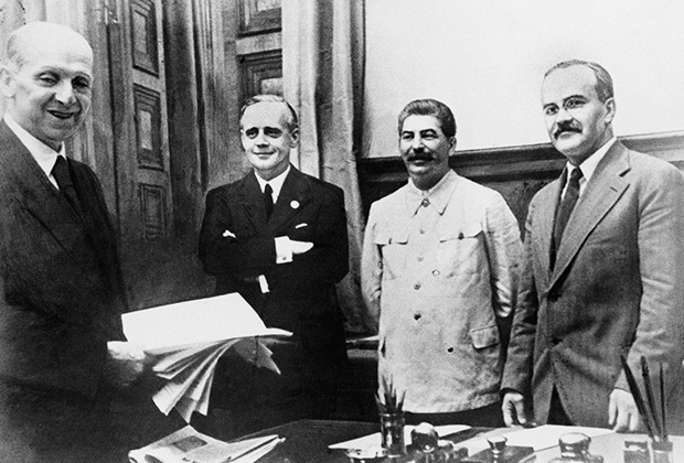 Справа налево: Вячеслав Молотов, Иосиф Сталин, Иоахим фон Риббентроп после подписания договора о ненападении