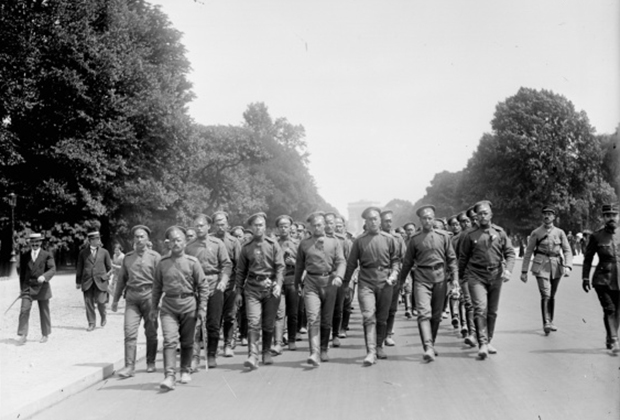 Русский экспедиционный корпус во Франции на Елисейских полях. Париж, май 1916 года