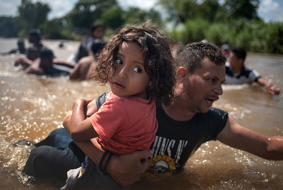 Утром 13 октября в путь готовы были пуститься уже более тысячи беженцев. Все они мечтали получить политическое убежище в США, в худшем случае — в Мексике. А когда шествие пересекло границу Гватемалы, а затем Мексики, к нему присоединилось еще несколько тысяч человек. 