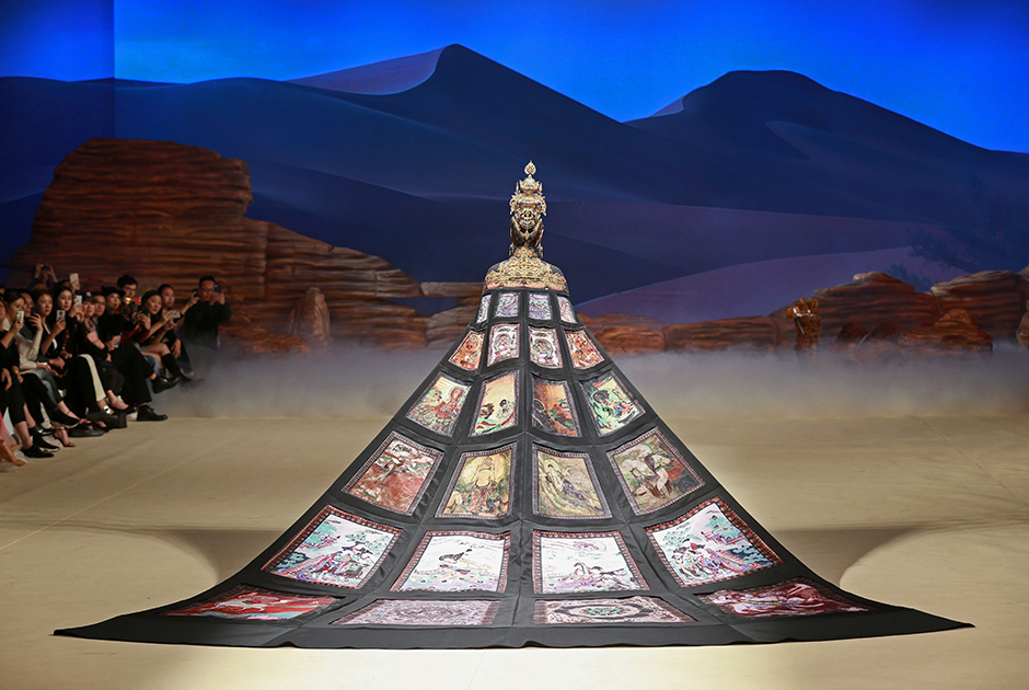 Некоторые костюмы из коллекции дизайнера Сюн-Ин (Xiong Ying) — настоящие произведения искусства. Например, мантия одной из моделей на шоу Heaven Gaia напомнила зрителям стену в музее китайской живописи.