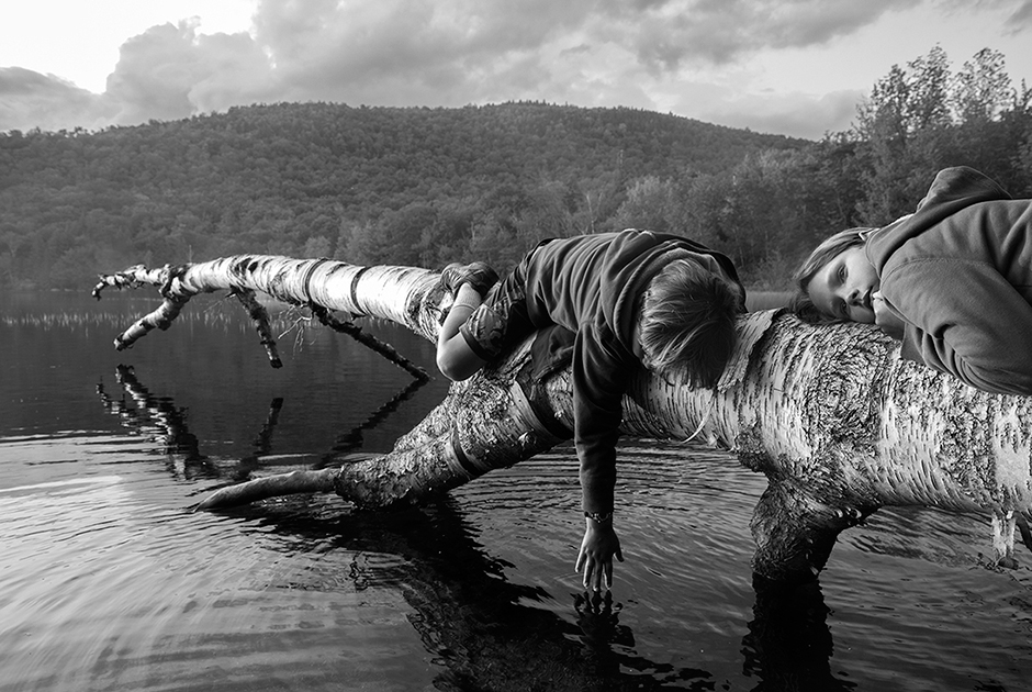 Американка Лори Суоп сделала серию снимков своих детей во время прогулок по дикой природе. «Одна из моих главных радостей в жизни — смотреть и фотографировать, как два моих сына страстно исследуют мир, выражают любовь друг к другу», — говорит она. 