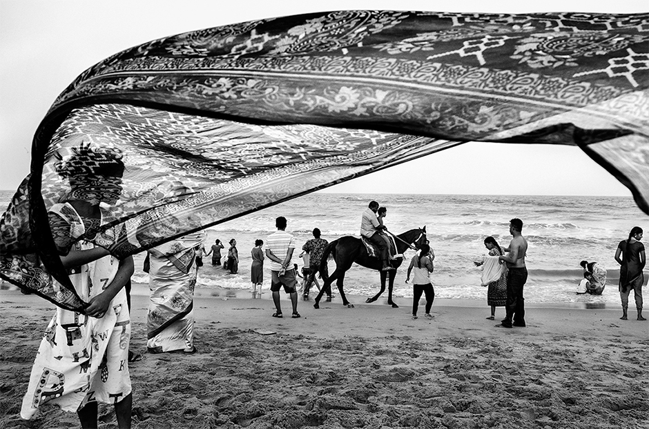 Снимки индийского фотографа Мухамеда Мустафы представляют бытовую действительность его сограждан. По его словам, в серии «Существование» он демонстрирует «разностороннюю жизнь через действия, людей, животных, природу». 