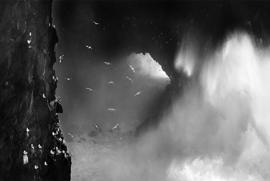 На снимке — волны Атлантического океана, разбивающиеся о скалы на западном побережье Исландии при скорости ветра более сотни метров в секунду. По словам фотографа, главная сложность при создании кадра заключалась в том, чтобы удержаться на обрыве под порывами ветра. 